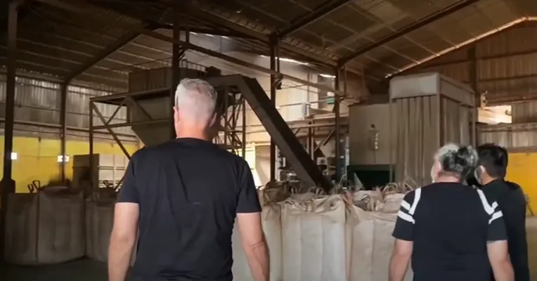 Inspekcja GFTx w zakładzie produkcji pelletu drzewnego w Surabai