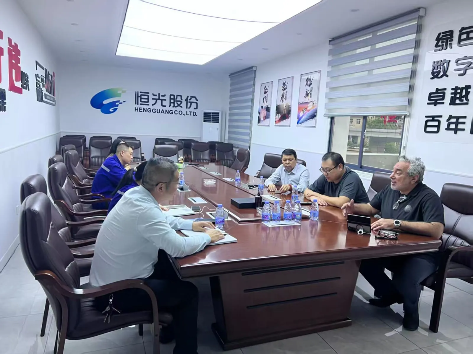 Tim GFTx dan Hengguang di meja konferensi, di bawah logo Hengguang Co., Ltd.