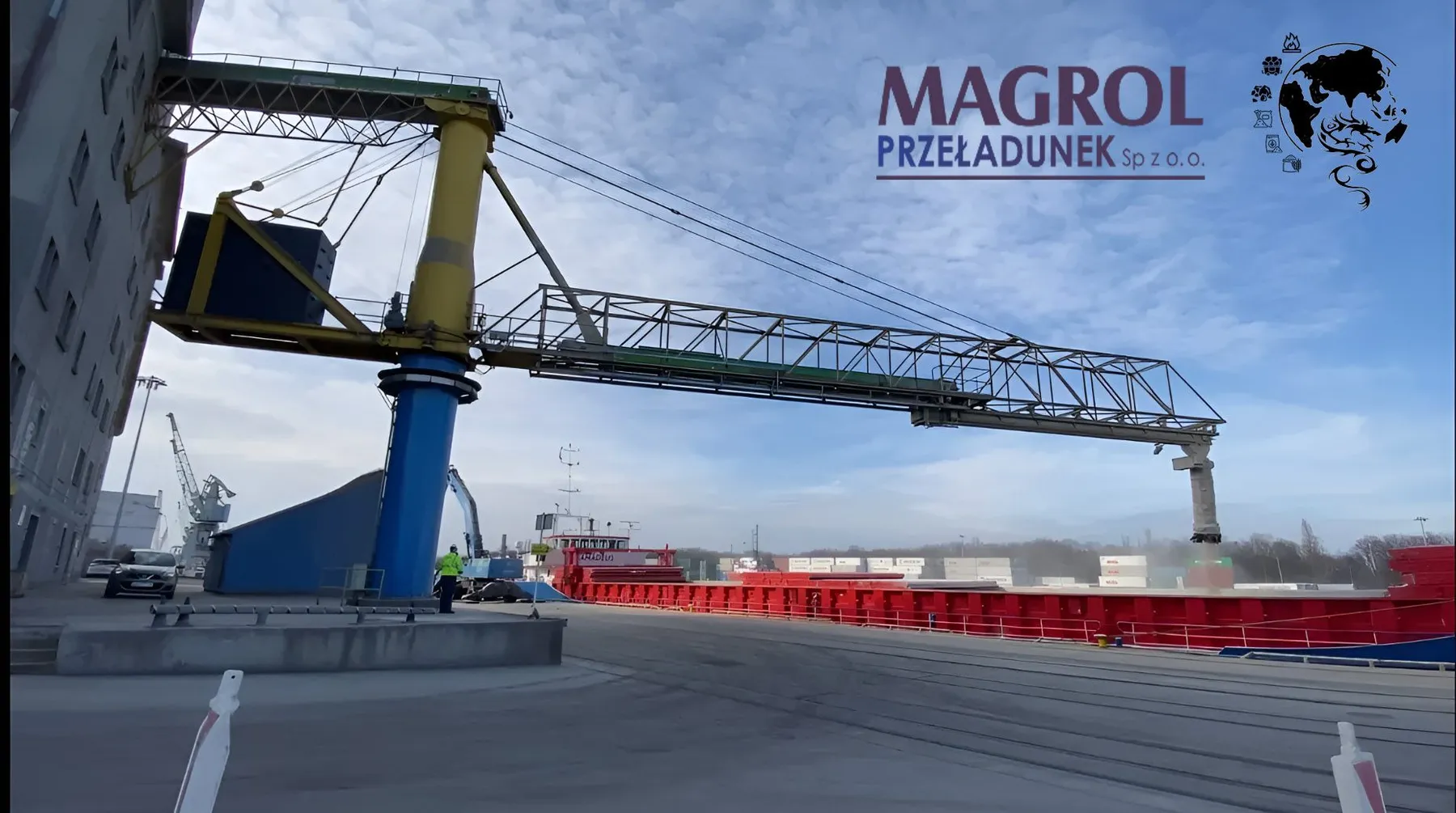 在欧洲港口卸货的散货